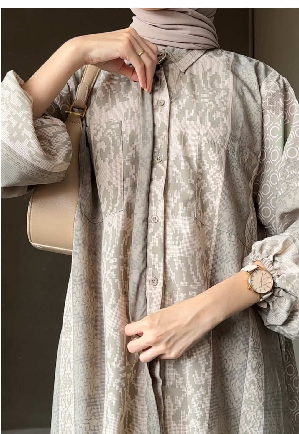 Tunik Ziva ini cantik banget untuk aktifitas kamu seharian, bahannya nyaman dan ringan #HijabFashion #ootdhijab #hijabstyle #fitcheck 