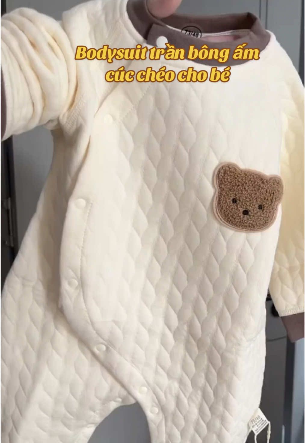 Trời lạnh mà bé có một bộ bodysuit trần bông cúc chéo thì ấm áp vô cùng ♥️ #botranbongchobe #bodysuitmuadongchobe #bomuadongchobe #domuadongchobe #bodysuitdaitaychobe #thoitrangtreem #fyp #bodoamchobe #bodysuitchobe #CapCut  