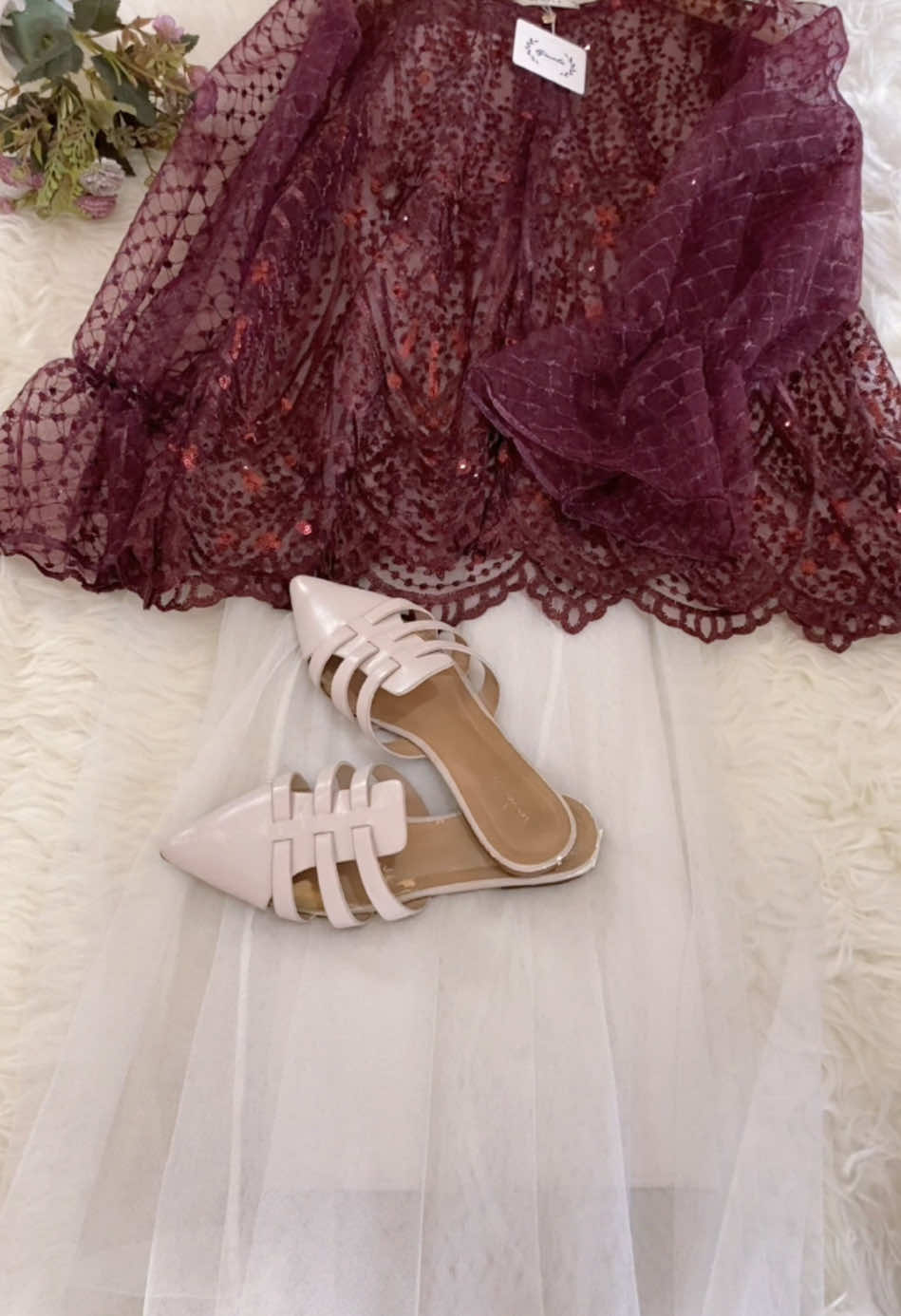 Burgundy lagi hits 🥰 #ootdkondangan #outfitkondangan #bajubrokat #outfitkondanganhijab #bajukondangan #outfitlamaran #bajuwisuda #kondanganmewah #outerbrokat 