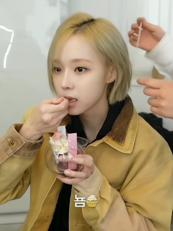 winter eating🧁 #winter #aespa | #fancam #eatingfancam #fancamidol #kpopeating [ #mmukrsjd ] #fyp #foryoupage #foryou #fypage #fyppppppppppppppppppppppp 