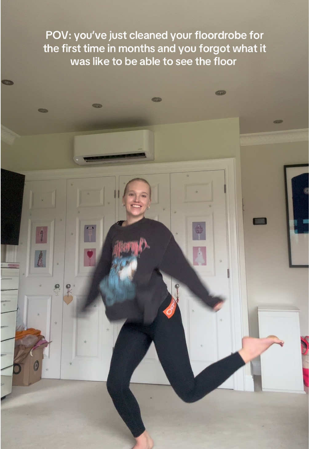 Its so weird when you can actually see and dance on your floor again!!! #messy #messygirl #tidying #dancing #fyp 