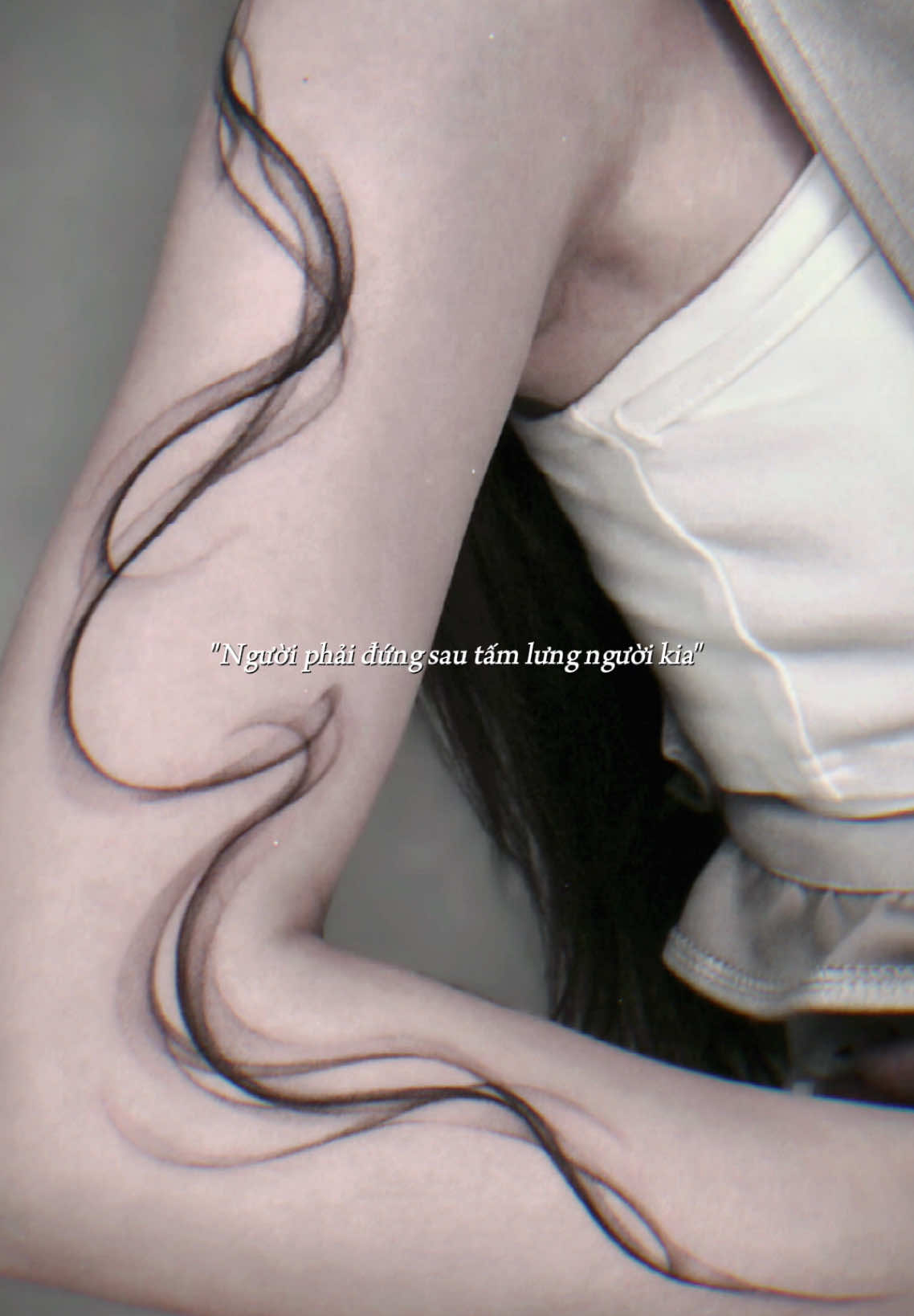 Làn khói trên tay nàng 😎 #tattoobaoloc #xamhinhnghethuatbaoloc #tiemxambaoloc #xamhinhynghia #tattooideas #goiyhinhxam #xamhinhminibaoloc #hinhxamdethuong #xamhinhbaoloc #xamhinhdep #xamhinhkhoi 