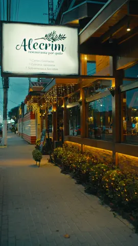 O Natal está chegando e é tempo de celebrar, reunir quem a gente ama e compartilhar momentos que ficam para sempre na memória! ❤️ Nos dias 24 e 25, aqui no Alecrim, vamos preparar um buffet especial com receitas tradicionais de Natal, tudo feito com muito carinho para tornar sua celebração inesquecível. 🍽️🎅 Com pratos como chester, pernil suíno, bacalhau, tender, filé mignon e toda a variedade do nosso buffet que você já conhece, queremos que você se sinta em casa. 🥂✨ Funcionaremos das 11h às 23h, tanto para almoço quanto para jantar! E lembre-se, não trabalhamos com reservas, então venha cedo para garantir seu lugar e aproveitar o clima festivo que preparamos para você! 🎉 Da nossa família para a sua, desejamos um Natal cheio de luz, alegria e união! Estamos esperando por você! 💫