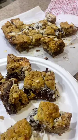 Diciembre es el mes de cocinar rico y de regalar cosas ricas. Aquí te dejo esta receta stress free para que la hagas y compartas con tus seres queridos. lo mejor es que es rápida, fácil y no sólo eso… no ensucié casi nada para hacerla: usé mis platos Hefty Eco Save, ya que son desechables y no hubo cleanup que hacer!   Carmelitas Ingredientes ¾ taza de mantequilla derretida ¾ taza de azúcar morena 1 taza de avena 1 taza de harina 1 cdta de bicarbonato de sodio ¼ cdta de sal 1 cdta vainilla   Mezcla todos los ingredientes en un bowl, esparce la mitad de la mezcla en un pyrex 8”x 8” . hornea a 350 por 15 minutos y lo retiras del horno. Esparce encima el dulce de leche y el resto de los toppings. pones encima el resto de la masa y vuelve a hornear por 20 minutos más. Deja refrescar y corta en cuadritos.   Toppings: ¾ taza de manjar blanco o dulce de leche 1 taza de coco rayado ¾ taza de almendras rebanadas 1 taza de chocolate chips   #platosdesechables #platoscompostables #platoshefty 