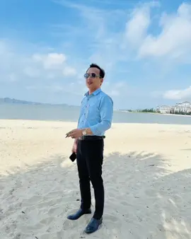 Em bắt anh đền nụ hồng biếu em , để em cài tóc cô dâu ... 