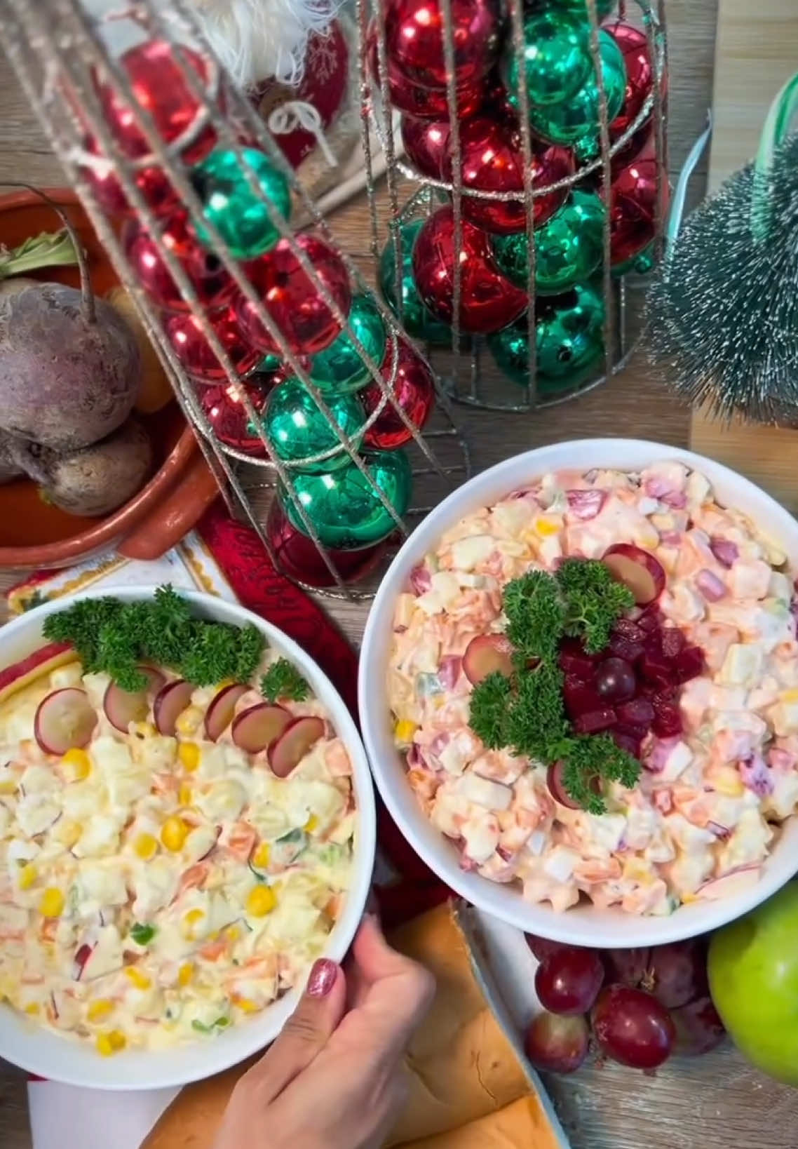 🔥Pa’ que prenda con o sin remolacha !  “ la ensalada RUSA  pa’ to’ el mundo! 🎉✨ 🥔 Un clásico navideño que nadie se resiste (aunque los mañosos siempre digan que no 🙄). La reina de las cenas dominicanas 🇩🇴 tiene su truquito el truquito , aquí va la receta pa’ que tú entienda baby :  📝 Ingredientes:  2 libras de papas (cortadas en cuadros) 🥔  3 zanahorias grandes (en cuadros) 🥕  4 huevos hervidos (cortados en dados) 🥚  Remolacha cocida (con un toque de azúcar, opcional) 💜  Pimientos rojo y verde en cubos 🌶️  ½ taza de maíz dulce (opcional) 🌽  Petit pois (si te gusta, opcional) 🟢  ½ cebolla rallada o en cubos 🧅 🥄 Para la parte untuosa:  1⅓ taza de Mayonesa Real 		¼ taza de crema de leche 🥛  2 oz de vinagre 		1 pizca de pimienta 		½ cucharadita de azúcar ✨ 🧑‍🍳 Preparación: Hierve las papas, zanahorias y huevos. Escurre y deja refrescar; Pela y corta los huevos en cuadros Mezcla todo con el aderezo. Si lleva remolacha, agrégala al final antes de servir pa’ que no se ponga demasiado roja. Llévala a la nevera y sírvela fría como debe ser. ❄️👌 TIPS: Lo que sobre, directo a la nevera pa’ que no se fermente y quede aún mejor al otro día. Ahora, pregunta seria: ¿Con remolacha o sin remolacha, 🫵🏻baby? 👀 Comenta y dime pa’ yo sabe 👈🏼 🎄✨ @chefcarolinaarias #ChefDominicana #cocinaNavideñaDominicana  #DominicanFood #Chef #RD🇩🇴  #EnsaladaRusa NavidadConFlow  #ChefCarolinaArias #MayonesaReal  