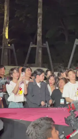 Auau supporters 🤭 the way save por and thomas eyes literally never move away from auau . Cr in video from x #auautnp #porsuppakarn #savewrg #auausave #อู่อู๋เซฟ #ฟีดดดシ #tthomastc #fyp #jj 