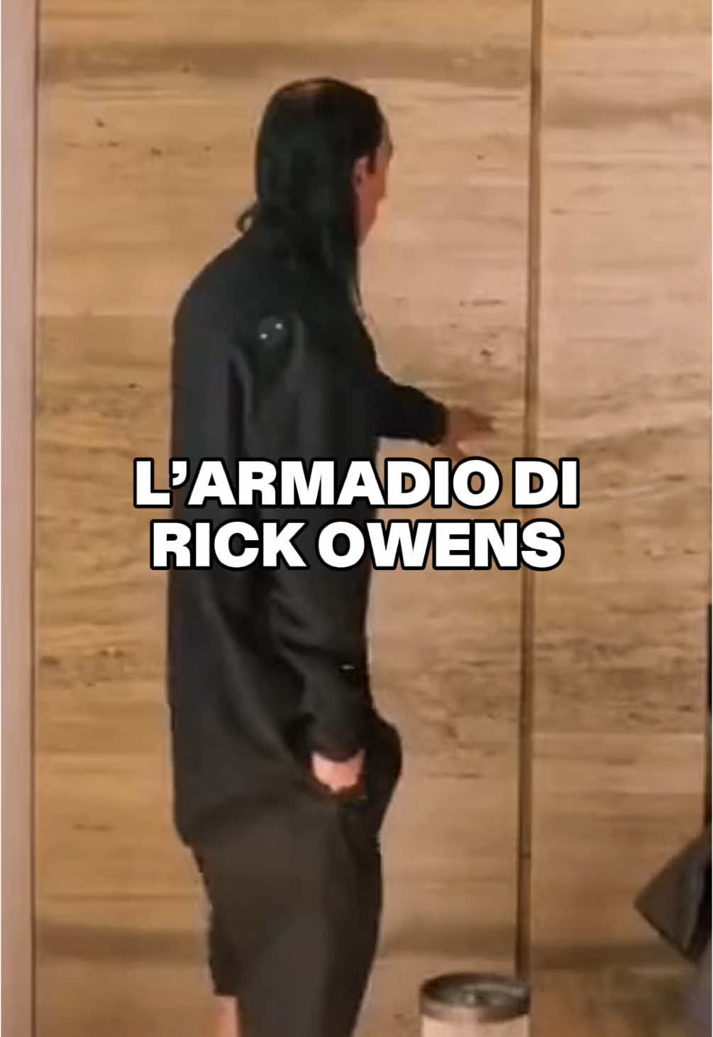 L'armadio di @RICK OWENS è estremo tanto quanto le sue collezioni 👀 Essenziale sarebbe riduttivo: è composto da tre pile di vestiti, di cui la maggioranza sono pantaloncini - da buon losangelino. Il designer si fa fare nuovi (pochi) vestiti solo neri e sempre uguali ad ogni collezione e li usa poi per tutto. È l'armadio che vi aspettavate da lui? 📹: @Vogue  #rickowens #minimalist #homedesign #fashion #outpump #fyp 