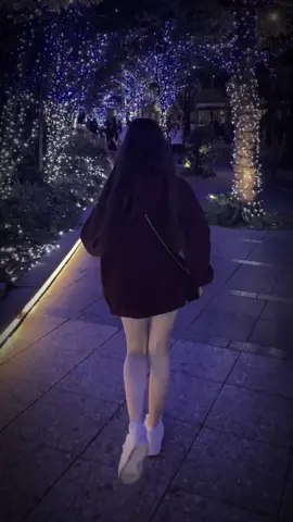 Tiếc cái công lao, em đào ao thả cá. Năm bảy tháng người xa lạ tới câu. Không trách người câu cá, chỉ trách sao cá cắn câu!