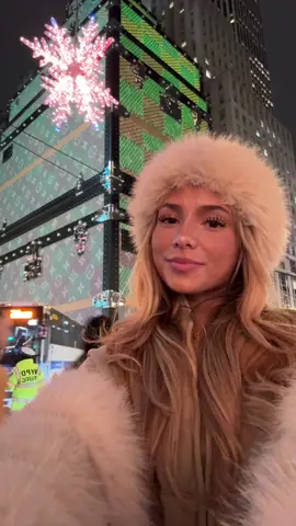 found the sootcase on 5th ave🧳 #nyc #louisvuitton #newyork #newyorkcity #city #travel #trending #ilikemysuitcase #sootcase #ilikemysootcase #trendingaudios