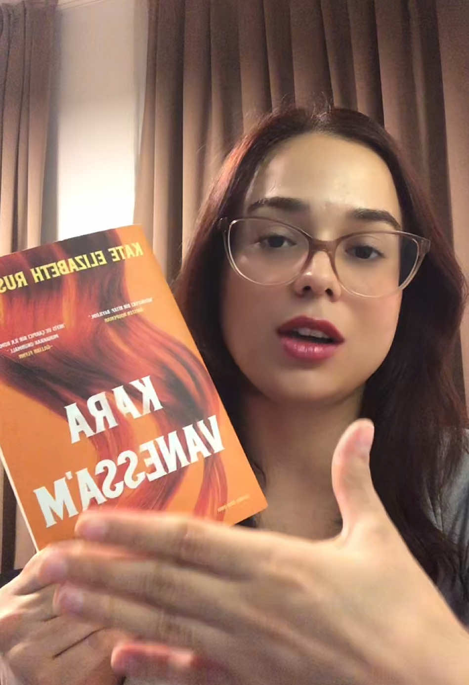 kara vanessa’m kitap yorumu. lütfen bu kitabı okumaya karar verirseniz kendi araştırmanızı yaparak ve söylediğim uyarılara çok dikkat ederek alın🙏🏻 #mydarkvanessa #kateelizabethrussell #ithakiyayınları #BookTok #booktokturkey #booktoktürkiye #kitapyorumu #kitapönerisi #kitap #booktoker #kitaptavsiyesi #karavanessam 