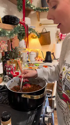 How to make the best easiest chili youve ever had👇 2lb ground beef  1 white onion  1 green bell pepper Brown & soak up grease, then add one Williams original seasoning packet.  Half a can tomato paste, 1 can Rotel 1 can black beans rinsed 1 can chili beans not rinsed  1 can bush’s bourbon brown sugar beans Salt! Cumin!  Add half a cup of beef broth and let it simmer or enjoy immediately bc it’s so delish . Do NOT enjoy without Fritos  #chili 