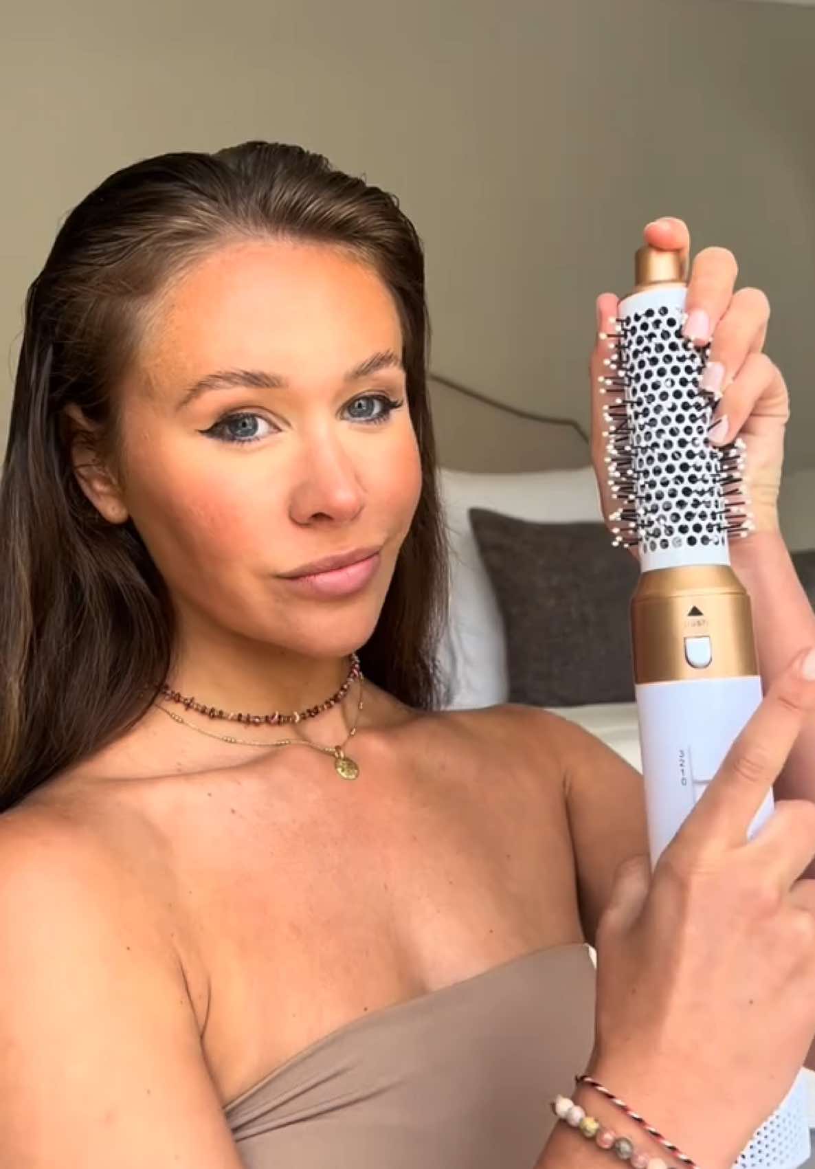 ✨ Perfect hair, every day! With the Dryze V5 Airstyler, you can effortlessly create volume, shine, and flawless curls. 💨⚡️ Fast-drying, worthy results, and 5-in-1 styling options – everything you need in one tool! 👉 Ready to level up your hair game? Shop now via the link in bio. 💻💖 #DryzeV5 #HairGoals #EffortlessStyling #goodbyebadhairdays 