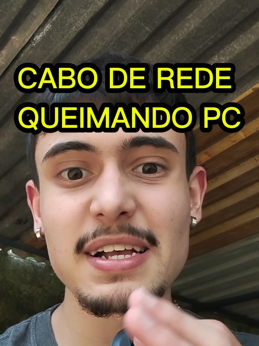 A responder a @biielsilver  Um cabo de rede realmente pode queimar um PC?? - existe uma pequena tensão elétrica que passa pelos cabos de rede, impossível não é, porém é muito difícil de se acontecer, o circuito elétrico do roteador já separa corretamente a voltagem, existe chance quando se tem surtos ou nem isso. #pc #pcgamer #caboderede #wifi #placamae #computador #pcgaming #set #setup #dica #truque #eletrica #queimar #filtrodelinha #fy #fyp #fyyyyyyyyyyyyyyyy #viral_video 