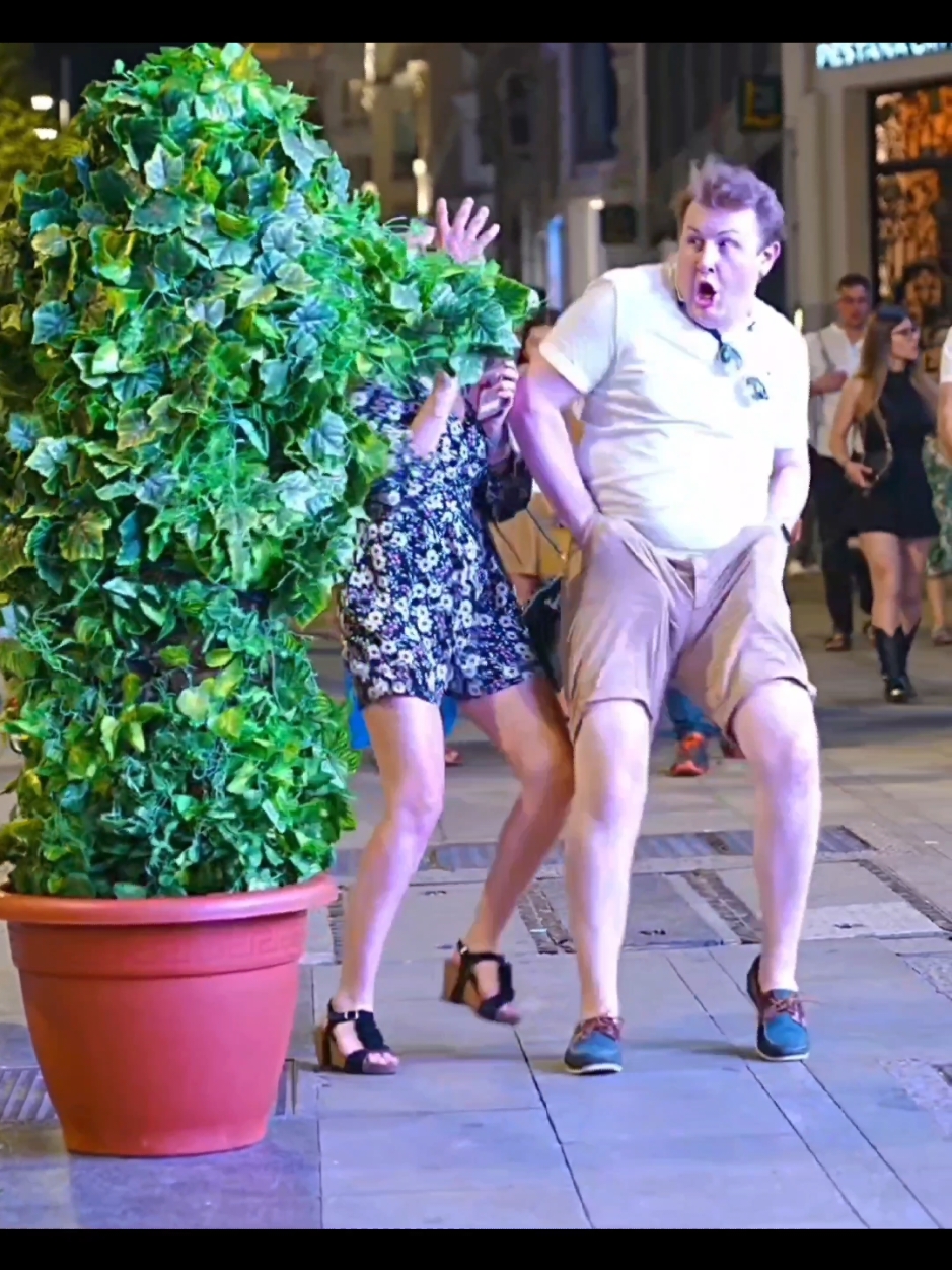 JA JA JA JA 🤣  VIDE MUY GRACISO DEL HOMBRE ARBUSTO ASUSTANDO A LA GENTE !! 