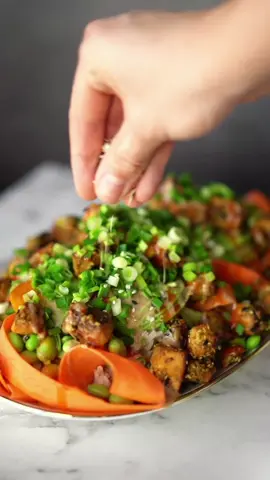 š v e n t i n i s  p o k e  b o w l jauniausiems ir išrankiausiems šventinio poke bowl idėja su autentiškais @kikkoman_europe padažais ir marinatais! 🍤 šio patiekalo gamyba itin paprasta - sluoksniuojame virtus ryžius, kuriuos galima pagardinti su šiek tiek ryžių acto ir rudojo cukraus, ant jų klojame pasirinktas šviežias daržoves: morkas, agurkus, avokadą, Edamame pupeles bei jūros gerybes 🐟, kurias galite kepti arba pateikti šviežias, marinuotas Kikkoman poke bowl marinate. Patiekalą gardinu sezamų sėklomis, svogūnų laiškais, sriracha bei Kikkoman sezamų padažu. Padažai ir marinatai man visuomet buvo sudėtingiausias uždavinys, kuris nuo šiol yra išspręstas!  Skanaus! #kikkoman #kikkomanrecipe #healthyfood #healthylifestyle #healthyfood #Recipe #EasyRecipes #vegetarian #reklama 