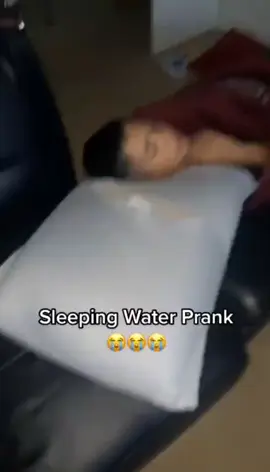 Le frérot il a pas kiffer le réveil et brutal  #laugh #lol #funnytiktok #drole #water #prank #sleeping #pourtoi #foryour 
