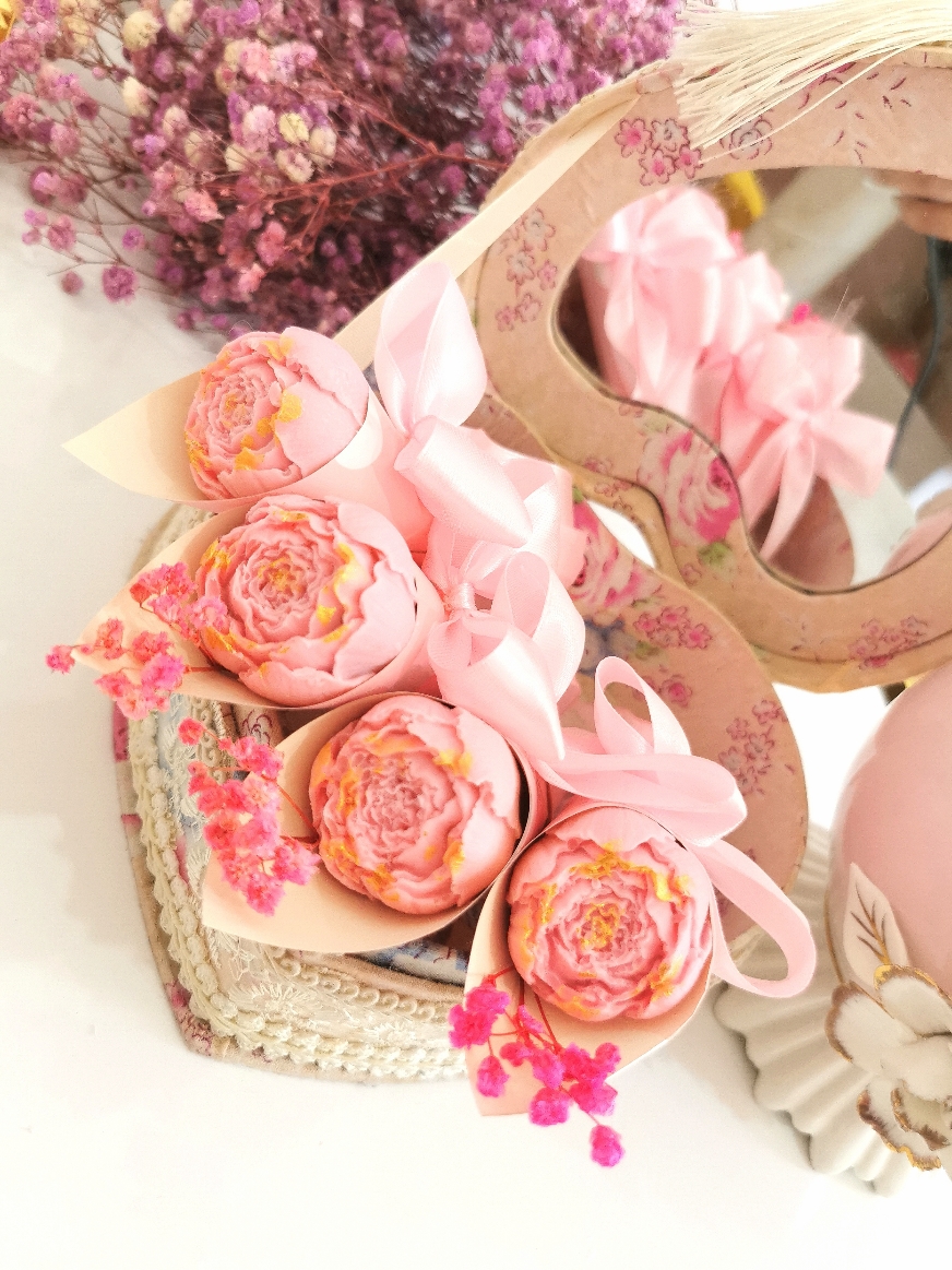 لوني المفضل في توزيعات ورود الشكولاطة 🩷✨ #chocolate #fleur #fyp #algeria #trendingvideo #explo #شكولاته #ورد #الشعب_الصيني_ماله_حل😂😂 