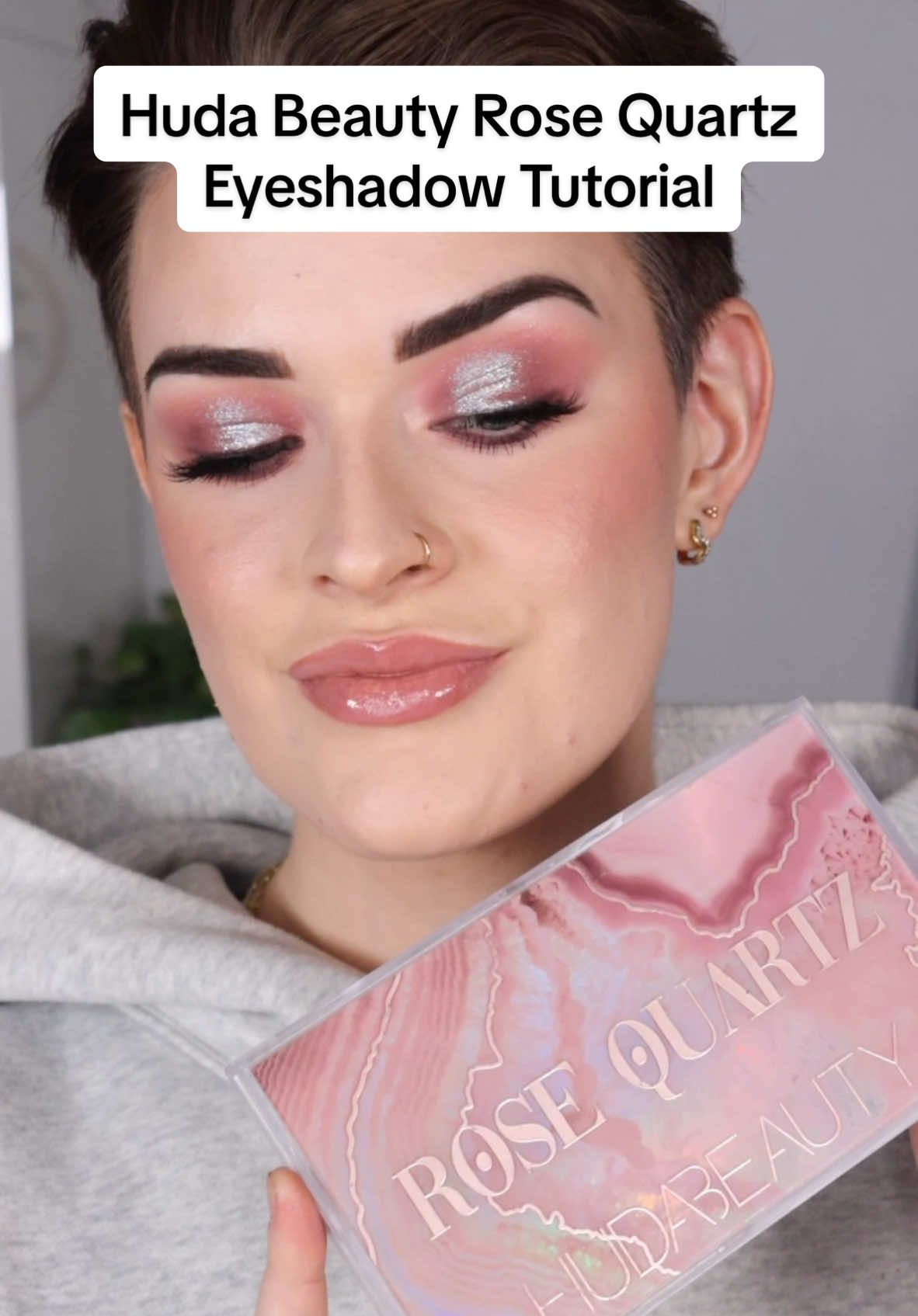 This is an iconic @Huda Beauty palette ✨ #hudabeautyrosequartz #hudabeauty #eyeshadowtutorial 