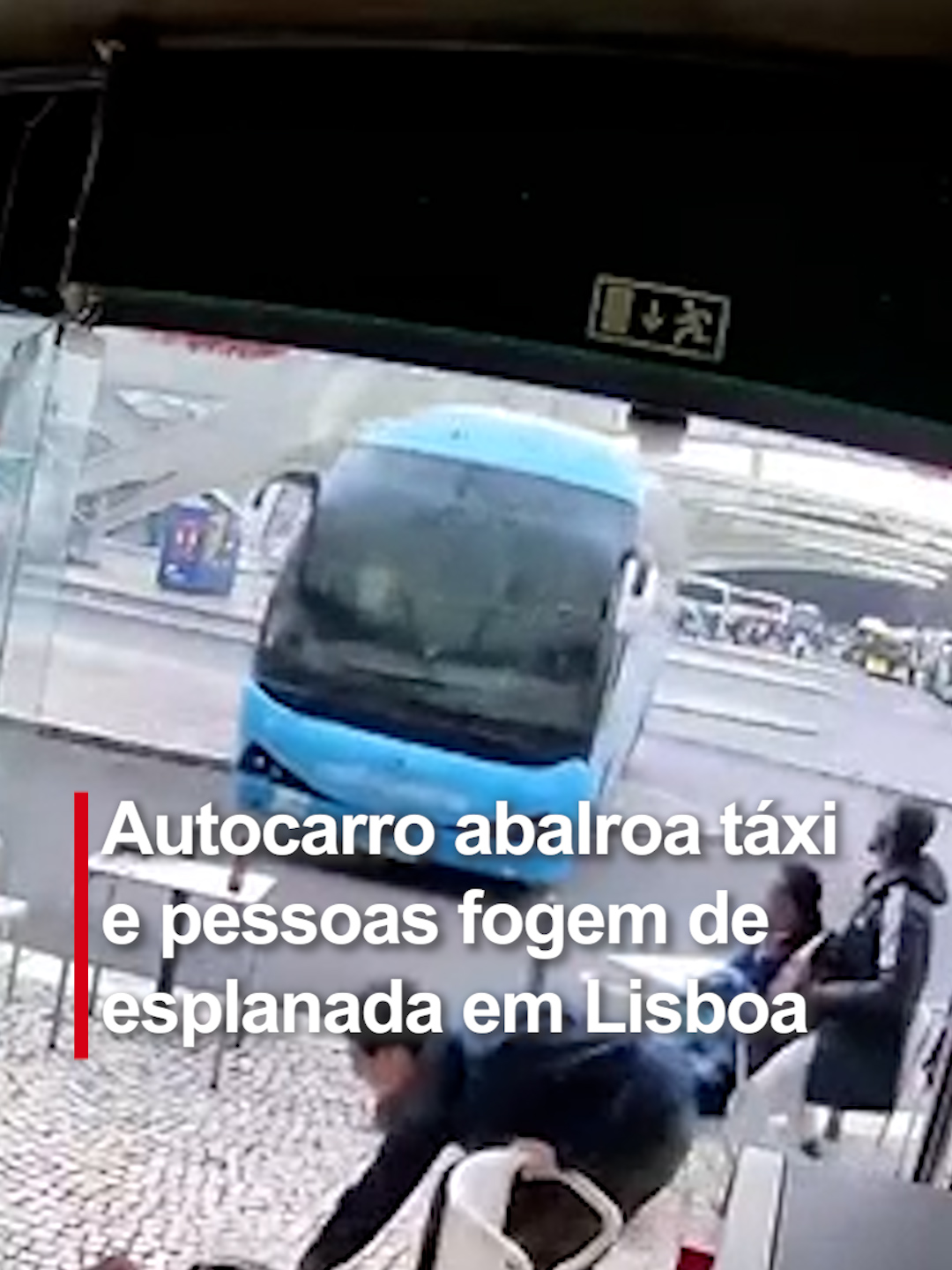 Novas imagens captadas por uma câmara de videovigilância mostram o momento em que um autocarro da Rede Expresso abalroou um táxi, destruiu uma esplanada e chocou contra montras na Gare do Oriente. O incidente ocorreu esta quarta-feira. 🎥 Direitos Reservados #cmjornal #correiodamanha