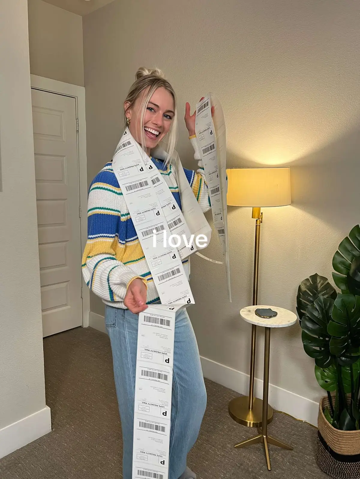 we LOVE an inkless printer that saves you money with every print and offers the ultimate shipping hack for small business owners! #rollowireless #thermalprinter #inklessprinter 