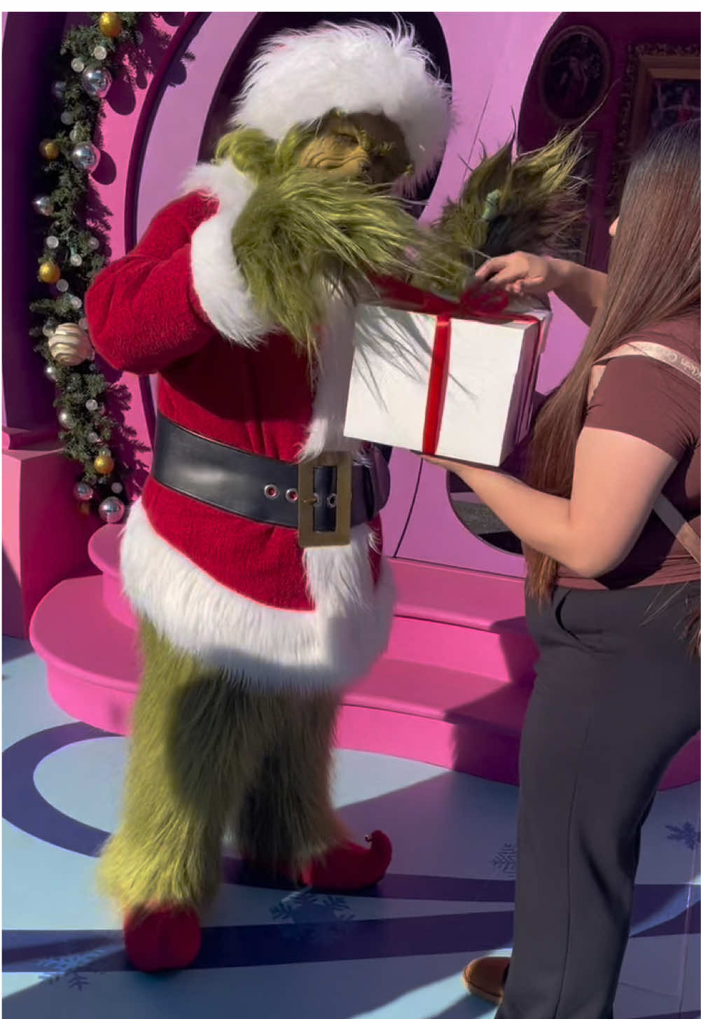 Made the Grinch Zapatear for some cake lol. Safe to say his heart grew even tho he wanted to throw it in the trash lmaoo 🤣🤣💚  #thegrinch #universalstudioshollywood #grinchmas 