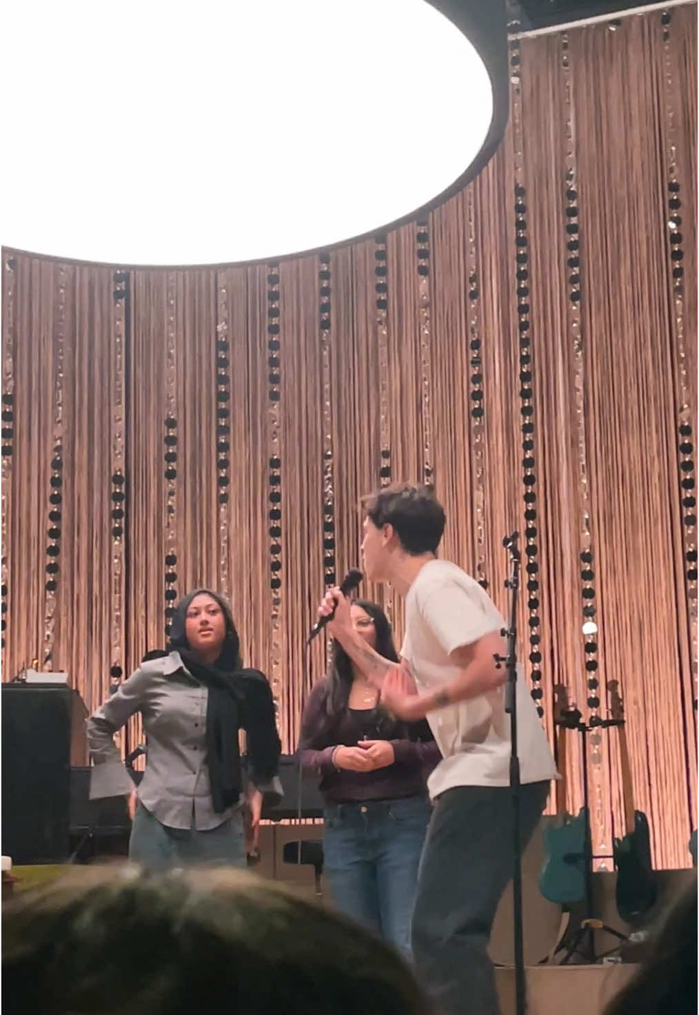 Find this guy who won the rap battle at the clairo concert last night!! All i know is his name is Emmett and he’s from New York @Clairooooooooooooooooooo #clairoconcert #clairo #masseyhall #fyp #foryou #foryoupage #rapbattle 