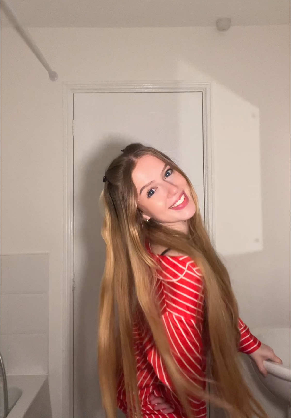 Need a dance partner ASAP 🥲🤣  #christmas #christmasdance #dance #dancetrend #tiktoktrend #tiktokdance #mistletoe 