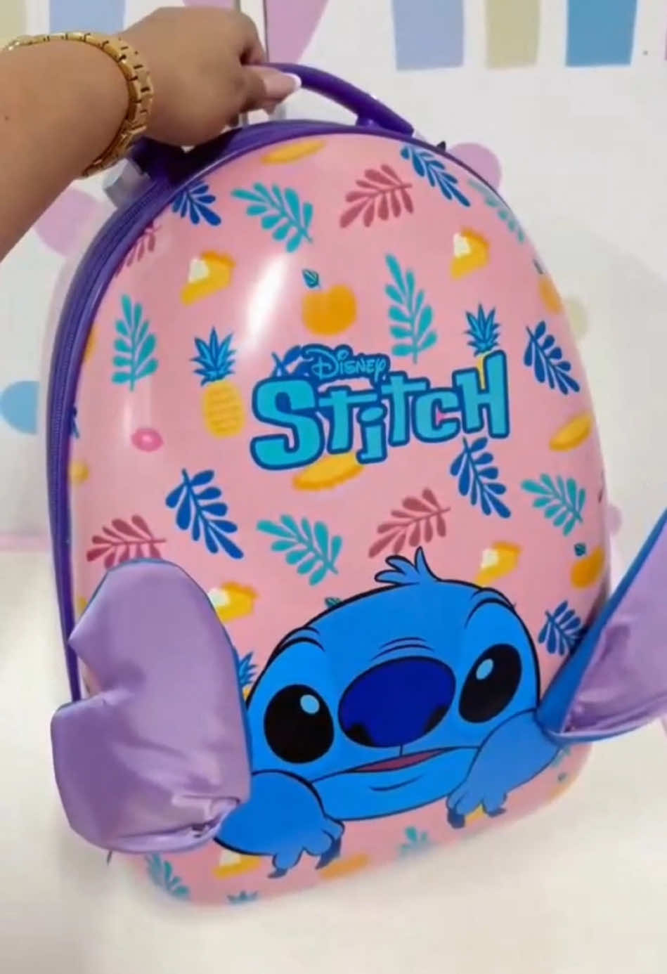 A mochila  Infantil com Patinete do Stitch é perfeita para crianças que se movem com estilo. Este modelo inovador permite que uma criança desloque sobre um patinete com segurança e, ao mesmo tempo, leve seus pertences organizados!😍😍