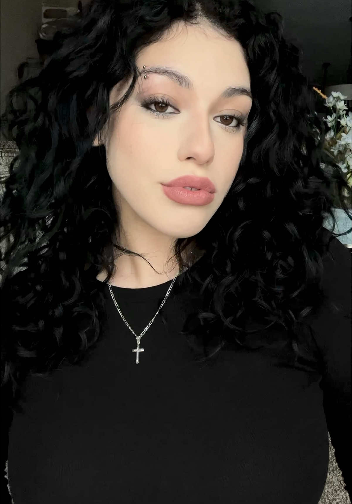 🖤 Products: @Morphe Cosmetics filter effect foundation @Milani Cosmetics kohl kajal liner  @Anastasia Beverly Hills contour stick - mink @Juvia’s Place duo bronzer  @MAC Cosmetics USA blush - blushbaby @NYX Professional Makeup pro fix stick concealer  @L.A. Girl Cosmetics white concealer  @ColourPop Cosmetics translucent powder  @Maybelline NY full n soft waterproof mascara  MAC lipstick - velvet teddy #grwm #lipcombo #lipcombotutorial #alternative #grunge #90s #everydaymakeup #wintermakeup #grungemakeup #maccosmetics #lipstick #2000smakeup #90smakeup #spanish #latina #spanishtiktok 