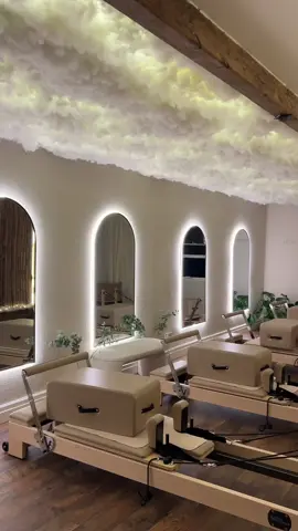 Ceiling of clouds ☁️  And what a beauty she is 😭  So grateful to be apart of gorgous soaces like these! Follow my Instagram for more! AbsolutelyPampas Did you know we offer nationwide installations? Get in touch for your quote! 🤍 #pampas #pampaswreath #cloud #cloudfeature #angelfeature #pilates #pilatesstudio #otley #aesthetic #bespoke #interiordesign #installation #led #ledlights 