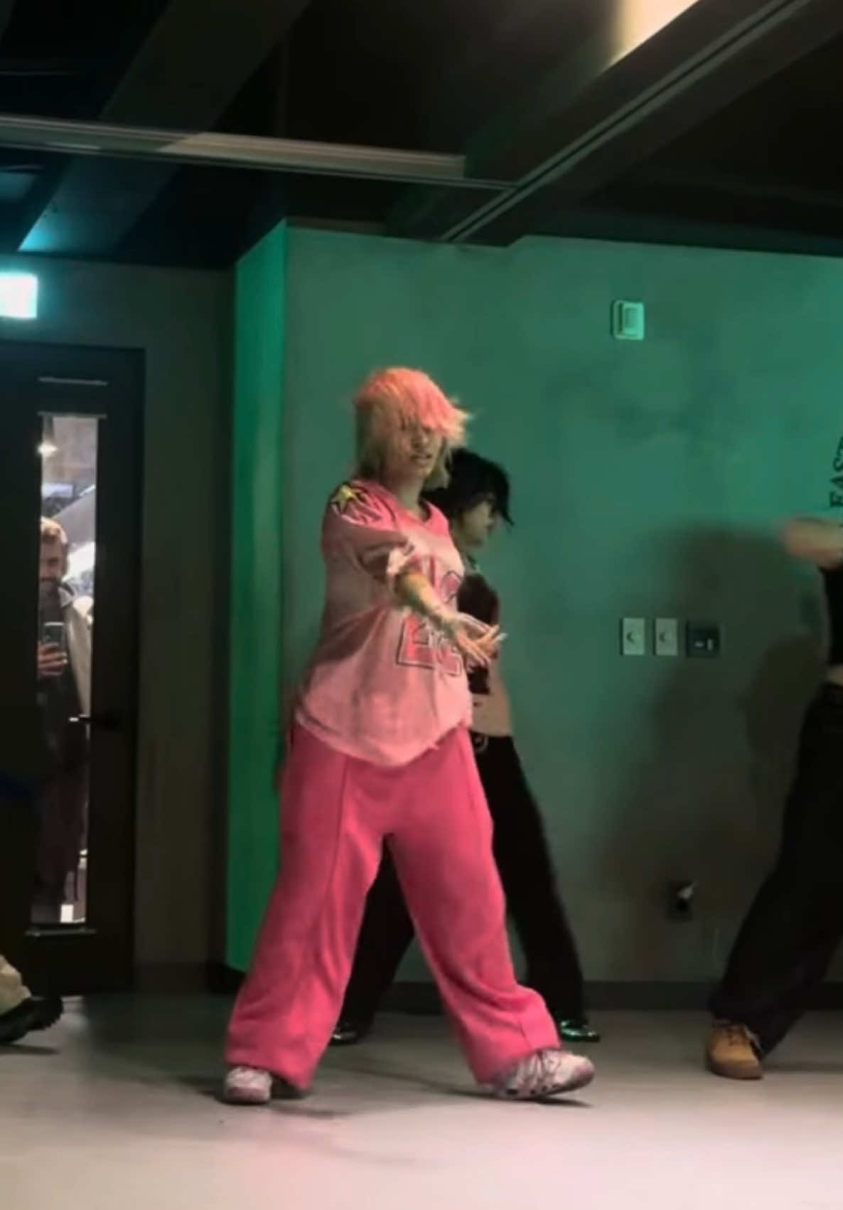 STICKYYYY👹❤️‍🔥✨ my neck died after this day💀 but j hope yall like it💗✨ 📍: @justjerkacademy_ewha  🧠: @dear.my.jho  🎵: @tylerthecreator - #sticky  #taylerthecreator #jhochoreography #justjerkdanceacademy #korea #koreadaneclass #danceclass #dance #mexicaninkorea #phoria