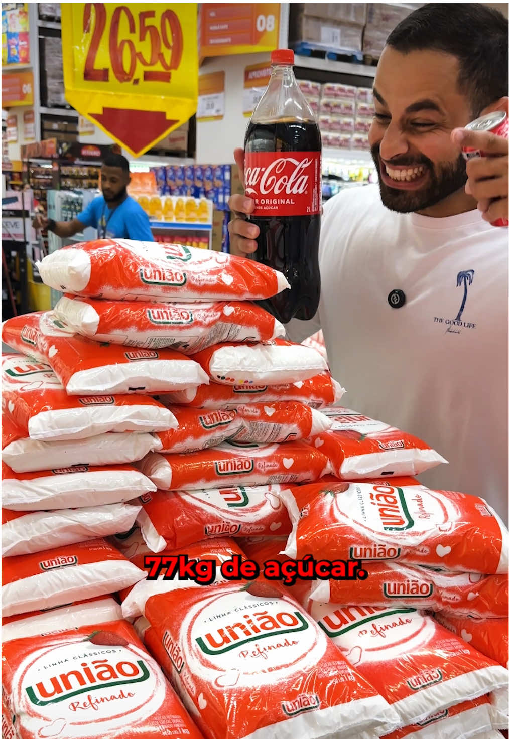 Fazer dieta não é sinônimo de perfeição! Óbvio que o ideal é você não tomar refrigerante, ninguém aqui está incentivando o consumo, porém a pessoa que já bebe o refrigerante normal se ela fizer uma transição pro zero ela já está progredindo e muito! O ser humano não é um cachorro que vai comer o que você der pra ele, nós temos autonomia, hábitos de anos, meio social, tudo isso influencia na dificuldade de adesão, tirar totalmente algo que a pessoa tenha um vínculo afetivo forte pode gerar um aversão a dieta, compulsividade, e até transtornos alimentares. A progressão alinhado ao direcionamento pode ser superior a perfeição e intensidade, quantas pessoas você já não bateu de cara na parede e vive de efeito sanfona por conta dessas medidas extremistas? Quer aprender como comer tudo que você gosta e ainda ficar bonito pelado? Segue o nutridasestrelas! #nutridasestrelas #nutrition #cocacola #cocazero 