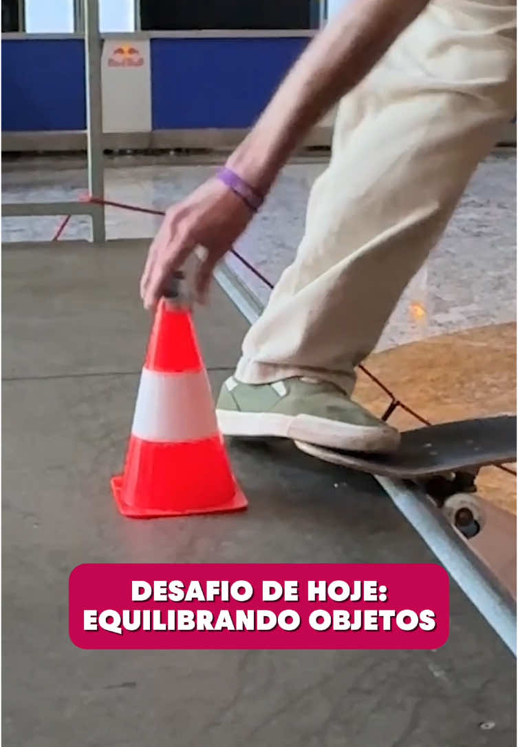 Um cubo mágico, uma bolinha de🏓, um 🛹 de dedo e um sonho #redbull #tedáaaasas #skate #desafio #skatechallenge