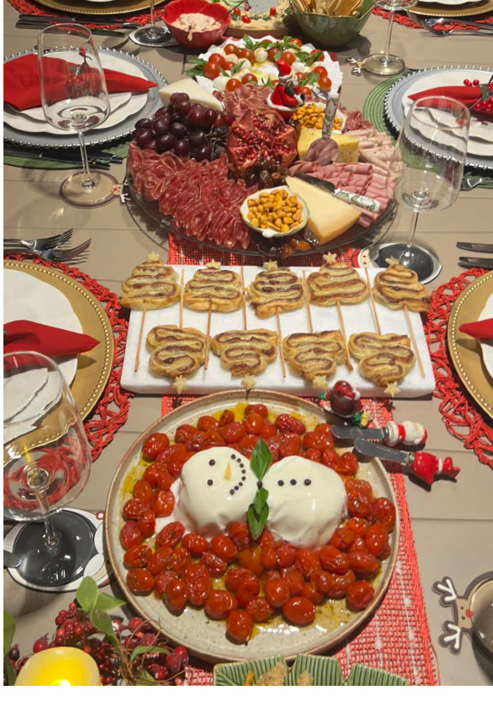 Mesa com petiscos natalinos 🎅🏾 #natal #mesaparanatal #decoracaonatalina 