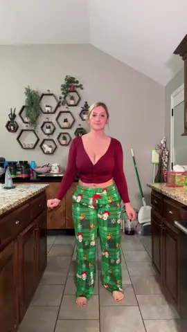 I want to move 😅 #dancetime #dancewithme #dance #dancinginthekitchen #trend #dancetok #forupage 