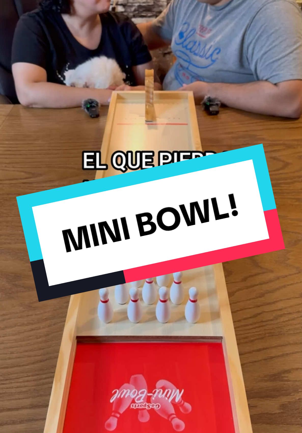 Jugando Bolos 🎳 PERO EN LA MESA! Como para aventarse muchas chuzas! #juegosdemesa #boardgames #fun 
