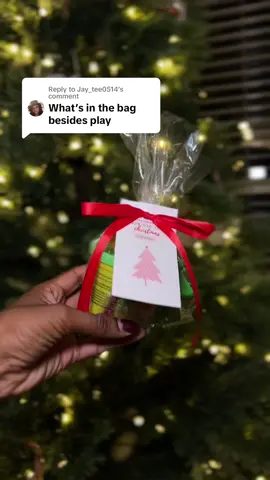 Replying to @Jay_tee0514  I made an activity bag so they can build their own Christmas tree with playdoh! It came out so cute!  