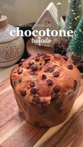 CHOCOTONE TRUFADO 🎄 Ingredientes  Pré-fermento(Esponja): • 130g de farinha de trigo • 130ml de água • 10g de fermento biológico seco Em uma tigela, misture todos os ingredientes do pré-fermento. Cubra com um pano e deixe descansar por 30 a 40 min, até dobrar de tamanho. Ingredientes Massa: • 355g de farinha de trigo • 90g de açúcar • 20g de leite em pó • 4 gemas • 110g de manteiga em ponto de pomada • 10g de mel • 2 colheres de sopa de essência de panetone • 70ml de água ou suco de laranja • Raspas de limão e laranja (a gosto) Ingredientes - Recheio (para cada 500 g de massa): 130 g de gotas de chocolate meio amargo 75 g de ganache de chocolate congelada Modo de Preparo da massa: Na tigela com o pré-fermento, adicione todos os ingredientes da massa. Misture bem. Sove a massa por 10 a 20 minutos, até atingir o ponto de véu (massa lisa, elástica e brilhante como no vídeo). Se possível, utilize uma batedeira com gancho. Dica: Se estiver muito calor, intercale períodos de sova (5 minutos) com descansos na geladeira para evitar que a massa aqueça demais. Transfira a massa para uma tigela. Deixe crescer até dobrar de tamanho (cerca de 1h30). Depois, abra a massa e divida em duas partes de 500g.  Abra uma das partes, coloque as gotas de chocolate e, em seguida, coloque o pedaço de ganache congelada. Dobre a massa, garantindo que a ganache fique bem escondida no centro. Coloque a massa recheada em uma forma de panetone. Deixe descansar até a massa atingir o topo da forma (cerca de 1 h). Coloque uma colher de sopa de manteiga em cima de cada chocotone. Asse em forno preaquecido a 180 °C por 30 a 35 min. #chocotone #chocotonetrufado #chocotonerecheado #panetonetrufado #chocolate #choco #panetone #receita #receitafacil #receitasdeliciosas #receitasnatalinas #doces  #sobremesa #confeitaria #natal #cozinhatiktok #xmas #Foodie #viral_video #baketok #recipes #fypp 