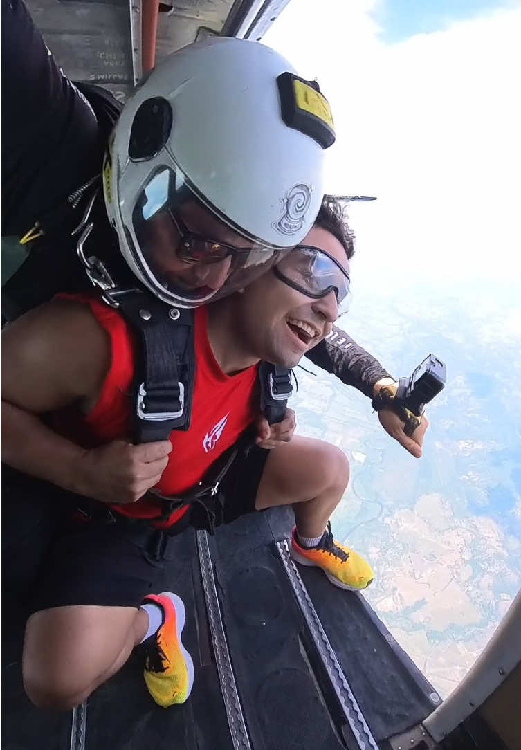 Ya hiciste mucho scroll, ya ES HORA DE HACER UN JUMP 😏🪂 Mándaselo a esa persona que le diría sí a saltar de nuestro avión 🇨🇴✈️ #parati #xieloskydive #skydiving #viral_video #paracaidismo #fyp #volar 