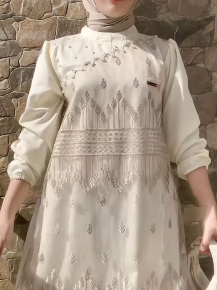 serius dress nya secantik ituu🥺 buat lebaran nanti cocok bgtt apalagi yg ivory nya,buruan deh co!!#dress#dressbrukat#dresslebaran#dresselegant#dresscantik#gamislebaran#gamis#rekomendasidresslebaran#outfitlebaran#outfitlebaran2025#outfithariraya#fyp 