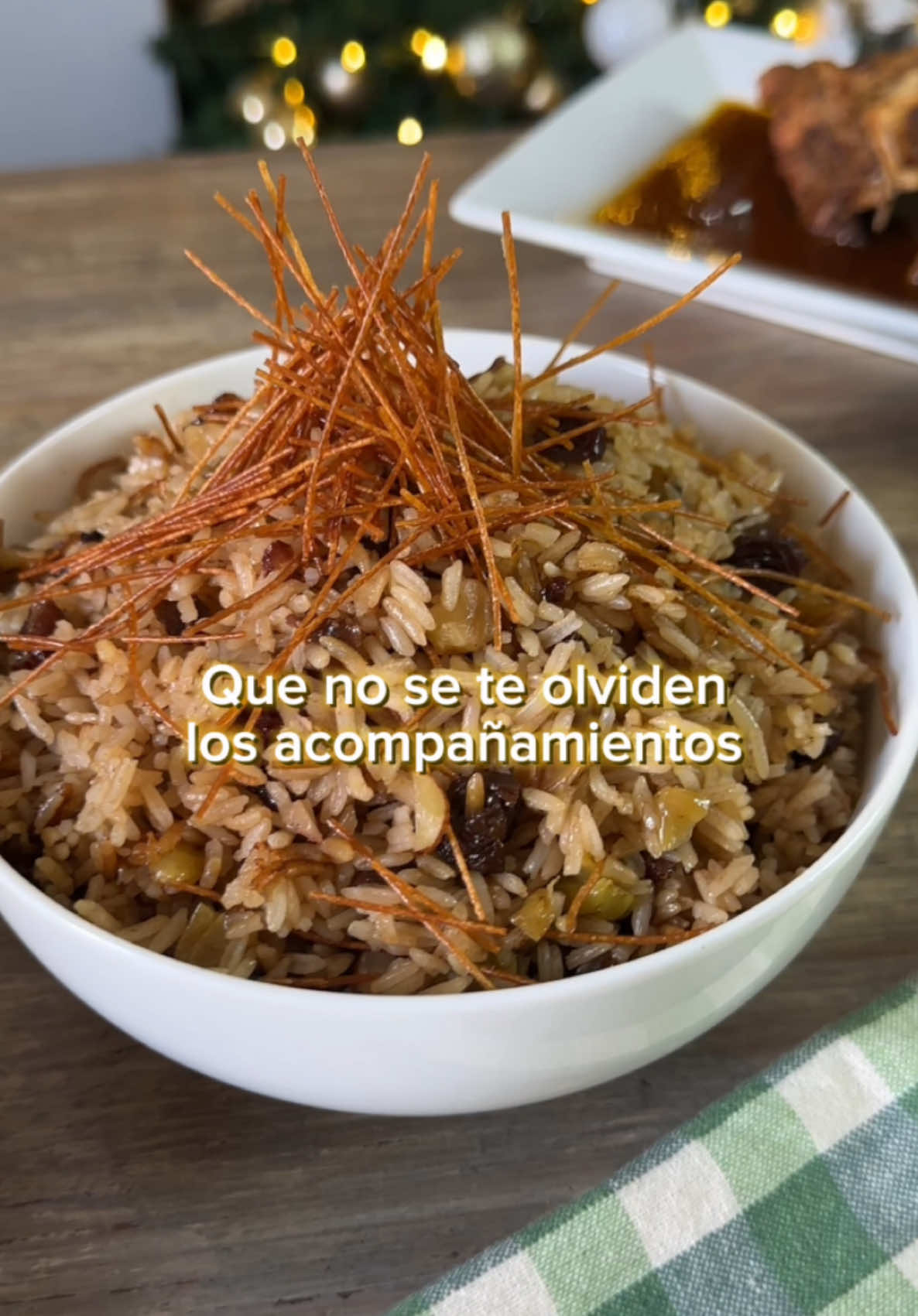 👨‍🍳 Estas son las 3 GUARNICIONES que nunca pueden faltar en mi mesa navideña 🎄. 🗒ingredientes. 🍽Rinde para 4 platos cada receta. ⏰25 minutos cada receta . Ensalada de fideos 🔸1 paquete de fideos tornillo. 🔸4 mitades de duraznos (enlatados). 🔸100gr de jamón. 🔸1 pimiento. 🔸4 cdas. de mayonesa.  🔸Sal al gusto. 🔸3 cdas. del jugo del enlatado. Puré de papa 🔸1 kg de papa amarilla (o alguna que sea arenosa). 🔸1/2 litro de leche evaporada. 🔸120gr de mantequilla. 🔸1 cdta. de ajo. 🔸Nuez moscada (una pizca) puedes ir probando y si sientes que le falta, agrégale. Arroz árabe  🔸1/2 kg de arroz. 🔸1/2 litro de gaseosa oscura. 🔸3 cdas. de sillao. 🔸50gr de pasas rubias. 🔸50gr de pasas negras. 🔸40gr de frutos secos (pecanas, almendras, nueces). 🔸1 cda. de ajo. 🔸120gr de mantequilla. 🔸70gr de fideo cabello de ángel. 📌 El chicharrón de cerdo al horno con su marinado lo puedes pedir a mis amigos de @chi a través de su número por delivery: 940415770 📌Si preparas la receta me etiquetas para compartirlo en mis historias ☺️👨‍🍳🤍IG: explorandosaborespe. #explorandosaborespe