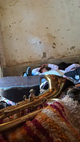 los músicos pasamos buena vida dicen. aveces ni dormimos las horas adecuadas .pero que se puede hacer nuestra labor es hacer sonreír a la gente hacer bailar y gozar. . #viral_video #fyp #triste #huayno #banderos #ancash #paratiiiiiiiiiiiiiiiiiiiiiiiiiiiiiii #amigos #aventura 