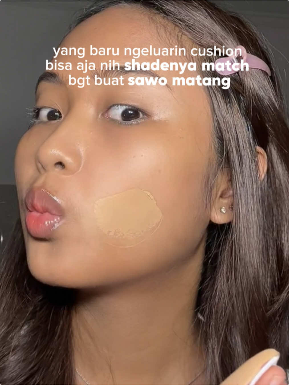 yang bener aja deh glowsophy baru ngeluarin cushion udah se-mantep ini😼 (btw aku pake shade cedar) #glowsophycushion #cushion #tanskin