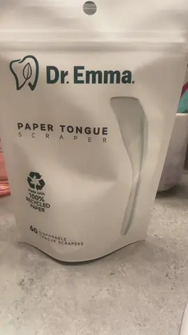 #tongue #tonguescraping #tonguescrapper #paper #disposable #dremma #dentalcare #dentaltok #dental 