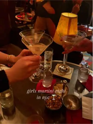 martinis, jazz, & dressing up ♥️♥️🎄 #nycbars #jazzbar #thecarlyle #girlsnight #martinibar #classystyle 