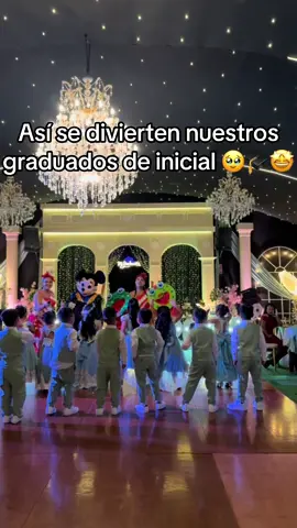 Así disfrutan nuestros pequeños graduados 🥹🤩🎓  #graduacion #promocion #promocion2024 #graduacion2024 #luxurysalondeeventos #bailesorpresa #comas #rene #showinfantil #colegio #viral #fyp #parati #nivelinicial #inicial 