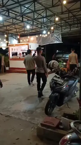 prank temen lu pake vidio ini.  ambil aja jangan lupa follow okeyy  #viralvideo #fypシ #xybca #polisiindonesia #polwan #prankvideo #storyprank #brimob #kasusviral 