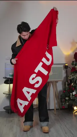 Chiếc khăn của @Aa Stu. Siêu hot hit đã được tôi chuẩn bị riêng cho Pop Up Tại Hà Nội. Ngoài ra sẽ có rất nhiều sản phẩm chỉ xuất hiện 1 dịp duy nhất #Fashion #FashionTiktok #hung2702 #localbrand 