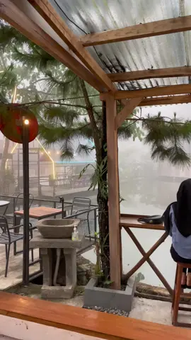 Kabut yg melambangkan ketenangan #mahyracoffee#jalurpuncak2bogor #bogor#cafepuncak2bogor#fypシ゚viral #fyppppppppppppppppppppppp 